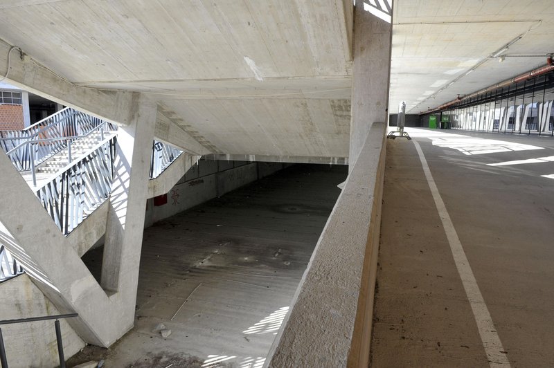 Nedokončani trgovski center v športnem parku Stožice.