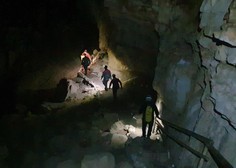 Začeli naj bi reševati ujete: reševalci so celo noč dežurali pred vhodom v jamo