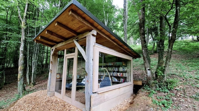 Osupljivo gozdno zatočišče, ki jemlje dih (nahaja se v Sloveniji, vstop pa je prost za vse!) (foto: Facebook/Little Free Libraries)