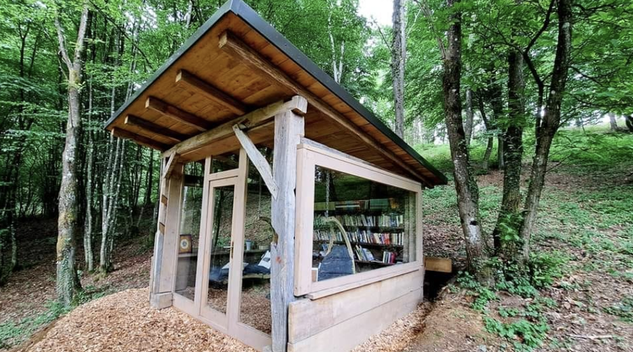 Osupljivo gozdno zatočišče, ki jemlje dih (nahaja se v Sloveniji, vstop pa je prost za vse!) (foto: Facebook/Little Free Libraries)