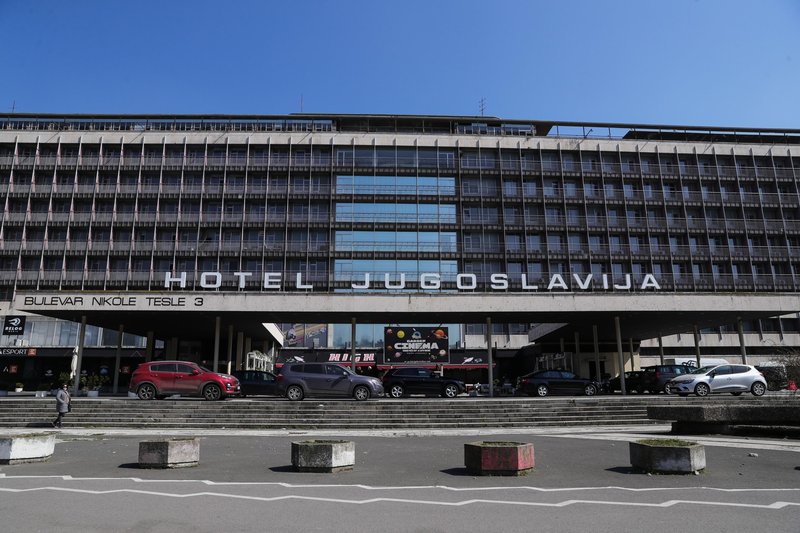 Glomazen hotel Jugoslavija se zdi kot privid iz časa socializma.