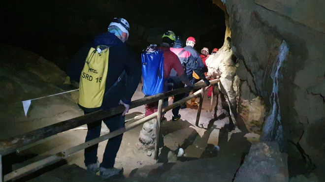 Znano je, kdaj se bo začelo reševanje družine, ki je ostala ujeta v jami več kot dva kilometra pod zemljo (foto: Maks Merela/JMS/Bobo)