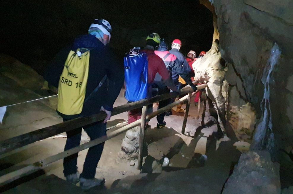 Znano je, kdaj se bo začelo reševanje družine, ki je ostala ujeta v jami več kot dva kilometra pod zemljo (foto: Maks Merela/JMS/Bobo)