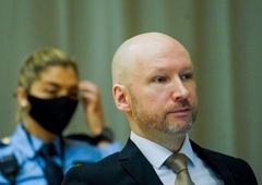 Množični morilec, ki je umoril 77 ljudi, trdi, da so mu v zaporu kršene človekove pravice (zdaj toži državo)