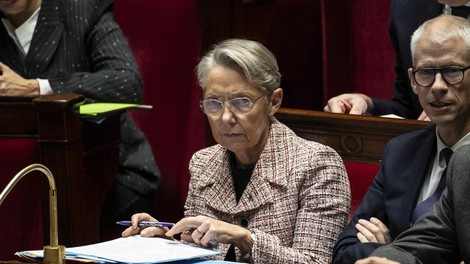 Odstopila je francoska vlada! (S premierko na čelu)