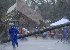 Število smrtnih žrtev strmo narašča, reševalci se zdaj borijo še proti naravi (FOTO)