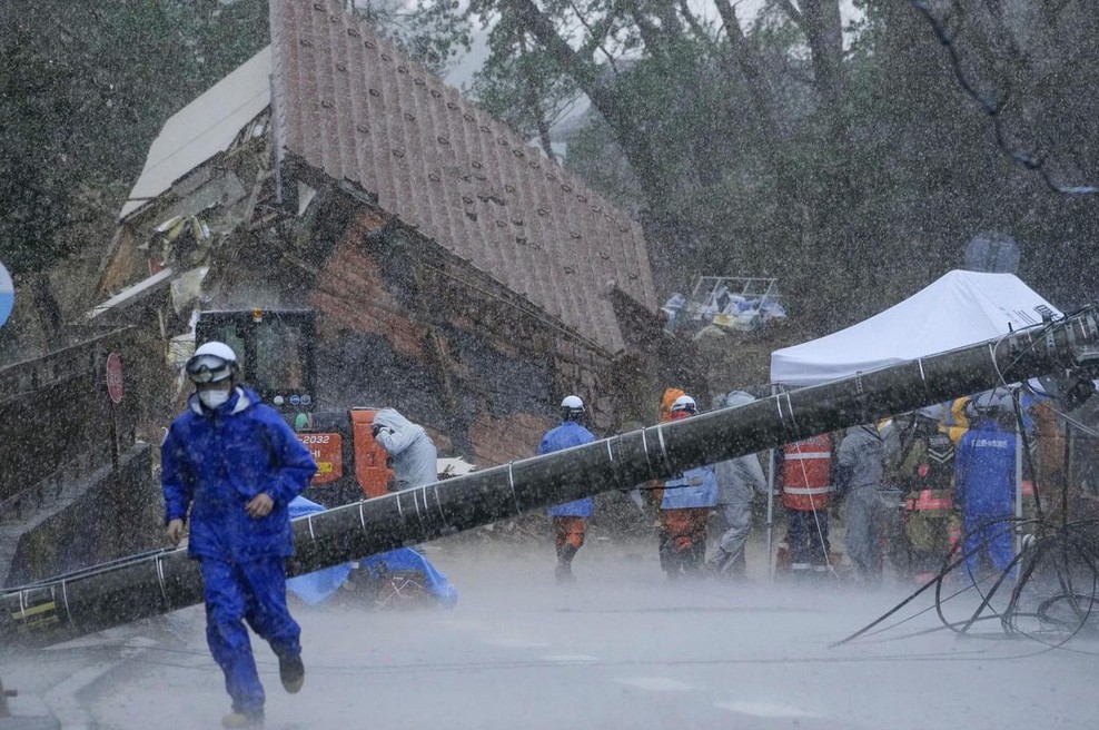 Število smrtnih žrtev strmo narašča, reševalci se zdaj borijo še proti naravi (FOTO) (foto: Profimedia)