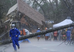 Število smrtnih žrtev strmo narašča, reševalci se zdaj borijo še proti naravi (FOTO)
