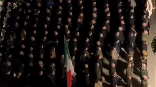 Neofašistični shod v Rimu razburja svet: gesta in vzkliki zbranih ledenijo kri (VIDEO) (foto: Posnetek zaslona Facebook)
