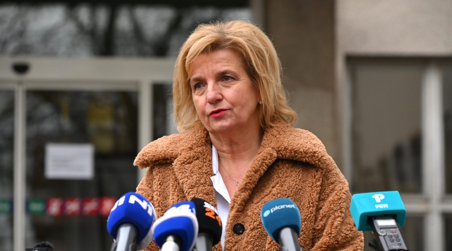 Zaradi zasedenosti UKC Ljubljana so bolniki kar na hodnikih (kaj je zapolnilo kapacitete?) (foto: Bobo)