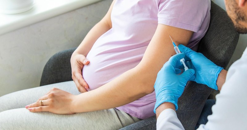 Priporočljivo je, da se proti oslovskemu kašlju cepijo nosečnice.