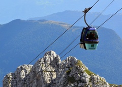 Nesreča na kaninski gondoli: deset metrov visoko sta obviseli 2 osebi