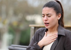 Nadležni kašelj, ki kar ne izgine: kaj je v ozadju in kako se ga znebiti?