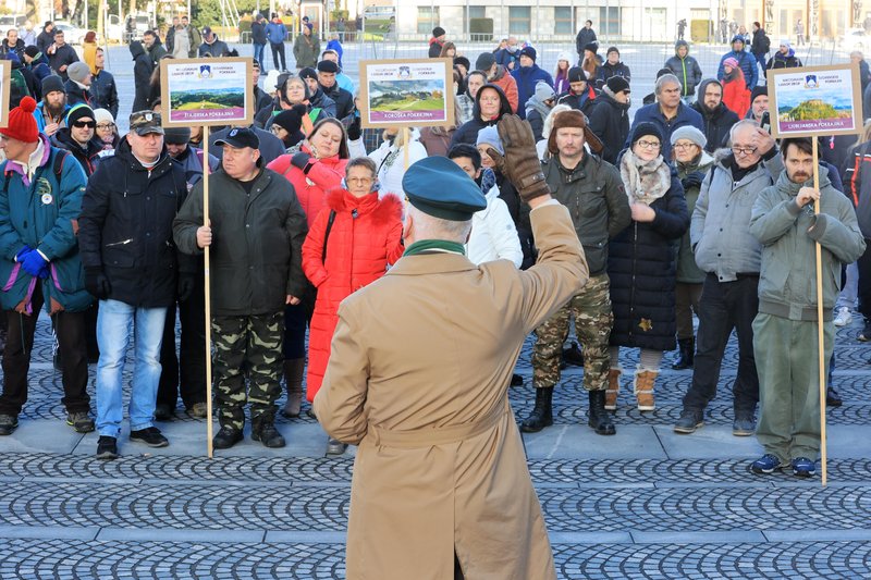 Ladislav Troha pred svojimi sledilci in pripadniki gibanja OPS.