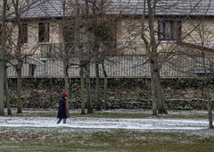 Zaradi vremena prestolnica popolnoma ohromljena: v eni noči okoli sto prometnih nesreč, več tisoč voznikov ostalo ujetih v vozilih