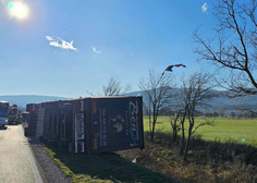 Vozniki, pozor! Prevrnjena tovorna vozila ovirajo promet (FOTO)