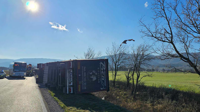 Vozniki, pozor! Prevrnjena tovorna vozila ovirajo promet (FOTO) (foto: Posnetek zaslona/Facebook profil Gasilsko reševalni center Ajdovščina)