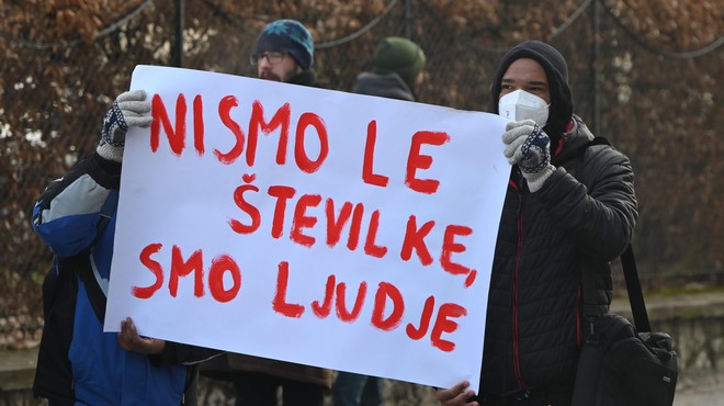 Nevzdržna situacija zaposlenih prosilcev za azil: "Želimo le delati in prosimo za podporo, da lahko to zakonito počnemo še naprej" (foto: Bobo/Žiga Živulović)