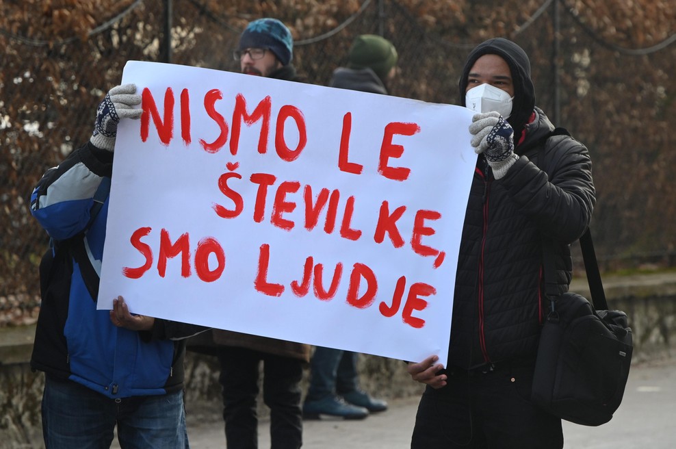 Nevzdržna situacija zaposlenih prosilcev za azil: "Želimo le delati in prosimo za podporo, da lahko to zakonito počnemo še naprej" (foto: Bobo/Žiga Živulović)
