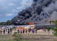 V državi vladajo kaotične razmere: na protivladnem protestu ljudje zažigali vozila, vdirali v trgovine (VIDEO)