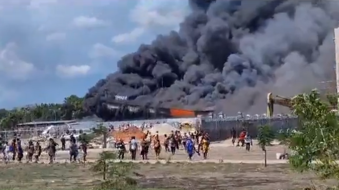 V državi vladajo kaotične razmere: na protivladnem protestu ljudje zažigali vozila, vdirali v trgovine (VIDEO) (foto: Omrežje X/posnetek zaslona)
