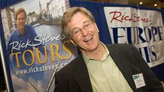 Vedno nasmejani svetovni popotnik in televizijski voditelj Rick Steves.