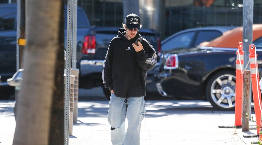 Justin Bieber v širokih hlačah. (foto: Profimedia)