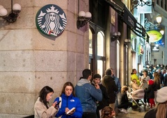 Eno največjih podjetij se sooča s tožbo: očitajo mu, da kršijo človekove pravice delavcev