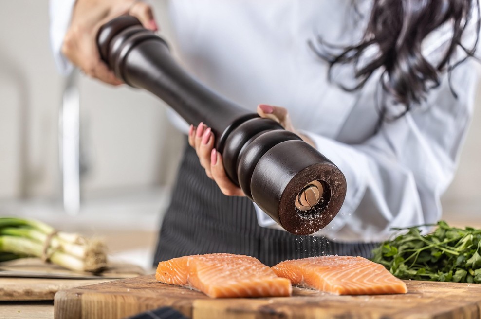 Da riba med cvrtjem ne razpade, jo morate soliti. (foto: Profimedia)