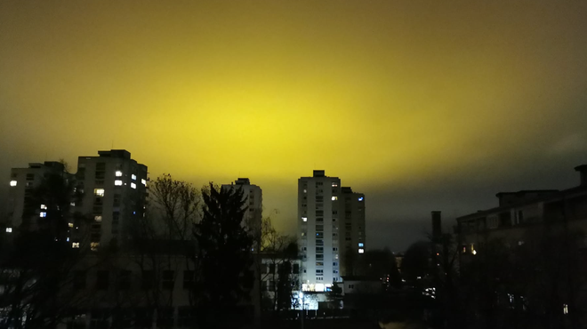 Oranžnorumena svetloba razburja Ljubljančane: zakaj mesto ponoči "gori"? (foto: Posnetek zaslona/Facebook objava)