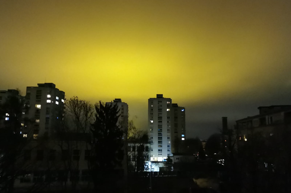 Oranžnorumena svetloba razburja Ljubljančane: zakaj mesto ponoči "gori"? (foto: Posnetek zaslona/Facebook objava)