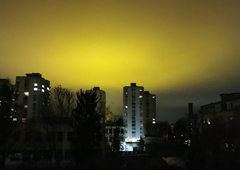 Oranžnorumena svetloba razburja Ljubljančane: zakaj mesto ponoči "gori"?