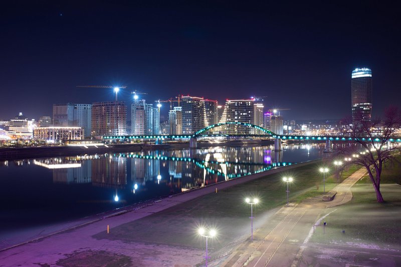 Nočni pogled na še nastajajočo urbano džunglo - Dubaj za reveže?
