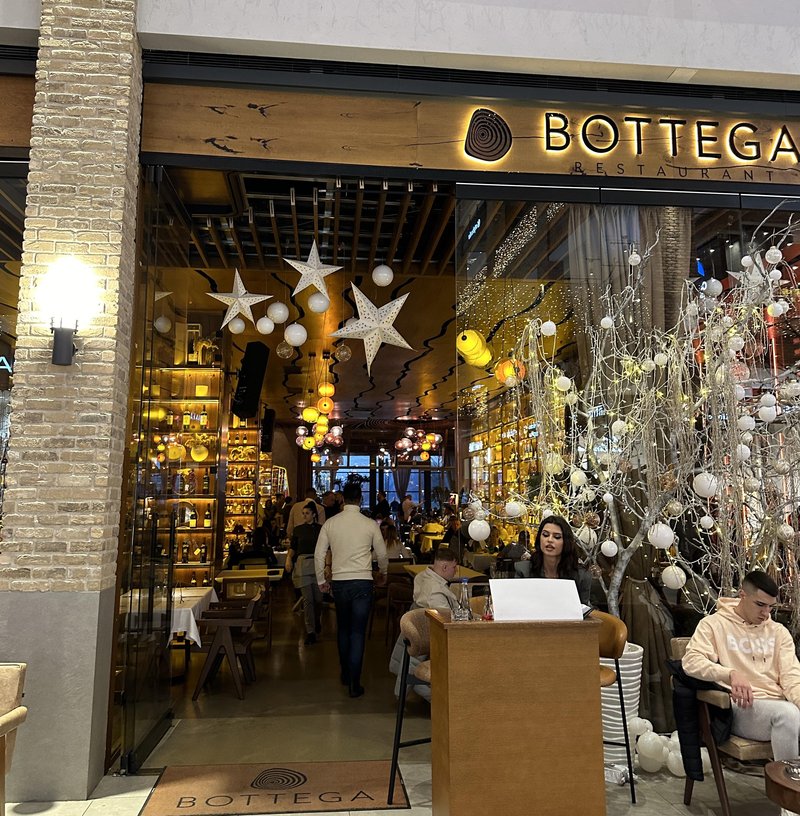 Za obrok v prestižni Bottegi boste potrebovali rezervacijo.