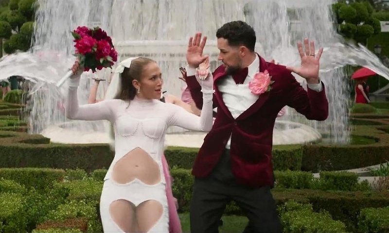 54-letna Jennifer Lopez je v drzni poročni obleki pritegnila veliko pozornosti.