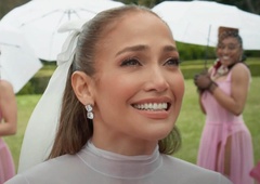 Preveč provokativno? Jennifer Lopez v nenavadni obleki, ki buri domišljijo