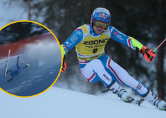 Mučni trenutki na superveleslalomu: tekmovalec grdo padel, odpeljati so ga morali s helikopterjem (VIDEO)