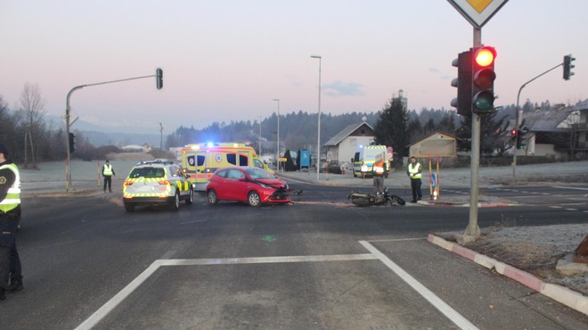 Kar dve nesreči v roku pol ure: v eni nastradal voznik osebnega vozila, v drugi pa motorist (foto: PU Kranj)