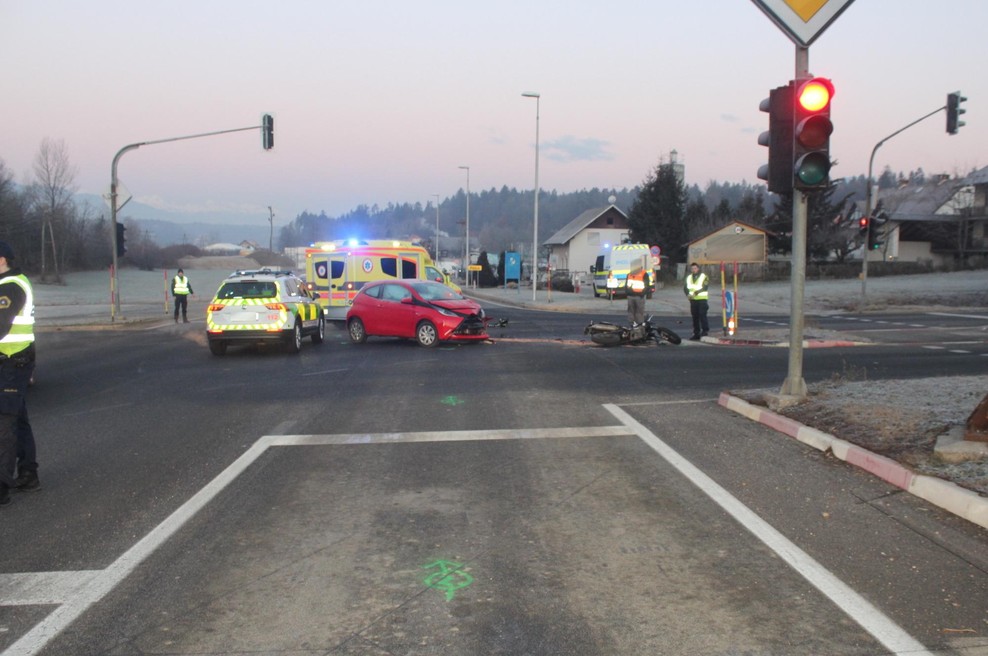 Kar dve nesreči v roku pol ure: v eni nastradal voznik osebnega vozila, v drugi pa motorist (foto: PU Kranj)