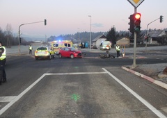 Kar dve nesreči v roku pol ure: v eni nastradal voznik osebnega vozila, v drugi pa motorist