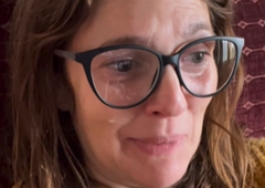 Slavna igralka objokana v čudni sobi, oboževalce skrbi: "Kje si? Si v redu?"