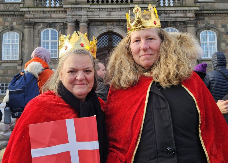 Prebivalci Danske so se pred odstopom Margarete II. začeli zbrali pred kraljevo palačo v Köbenhavnu.
