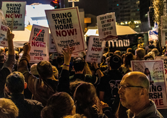 V Izraelu po 100 dneh od ugrabitve talcev množični protesti: "Prihajali bomo sem teden za tednom ..."