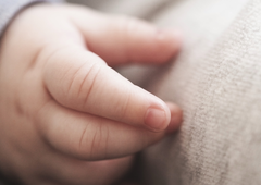 Pretresljiva najdba: moški v smetnjaku našel novorojenčka (bil je v plastični vrečki)