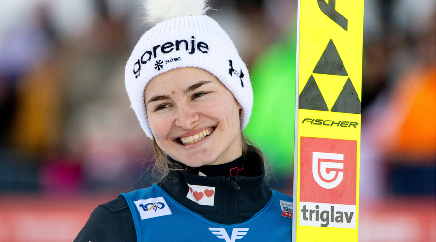 Svetovni pokal na Japonskem: Nika Križnar se je z dolgim skokom povzpela na stopničke (foto: Profimedia)