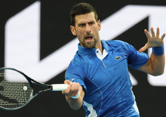 Komaj 18-letni Hrvat povzročal težave Novaku Đokoviću (zvezdnika je prisilil v obrambno držo in napake)