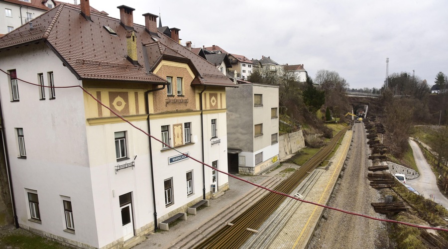 Občan na železniški postaji v Radovljici preprečil najhujše (foto: Bobo)