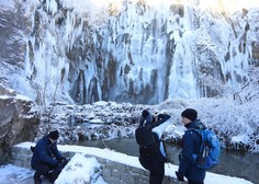 Osupljivi zimski prizori čisto blizu nas, turisti se niso mogli nagledati ledenega kraljestva (FOTO)