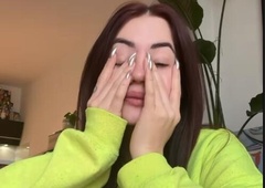 Mlada slovenska pevka spregovorila o grozljivi izkušnji: "Ne čakajte do zadnjega!"