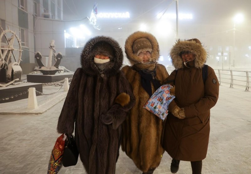 Glavno mesto Jakutsk se nahaja približno 450 km južno od arktičnega kroga.